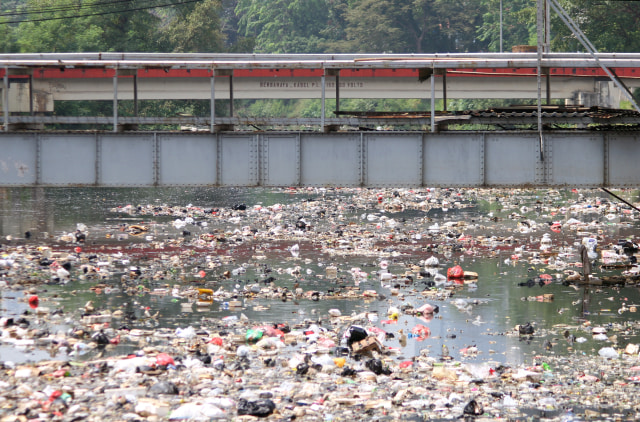 Kondisi sungai yang penuh sampah dan kotor (Foto: Thinkstock)