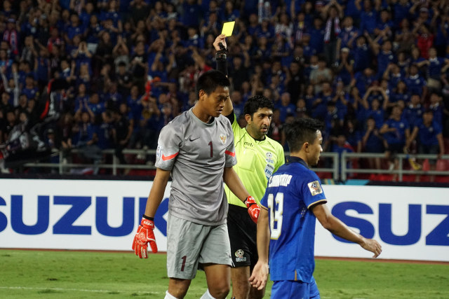 Pesepak bola Indonesia, Kurnia Meiga Hermansyah (1), mendapatkan kartu kuning pada final putaran kedua AFF Suzuki Cup 2016 di Rajamangala National Stadium, Bangkok, Thailand, Sabtu (17/12).  (Foto: Aditia Noviansyah)