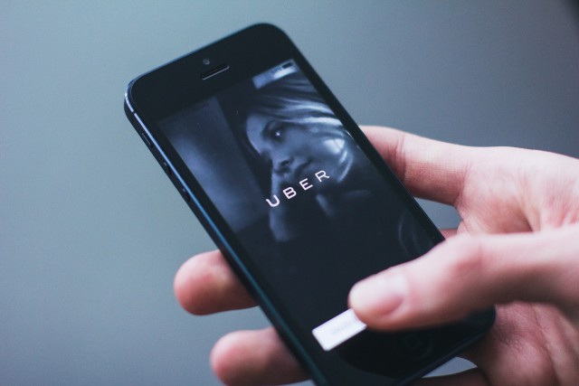 Aplikasi Uber di ponsel iPhone. (Foto: FreeStock via Pexels)