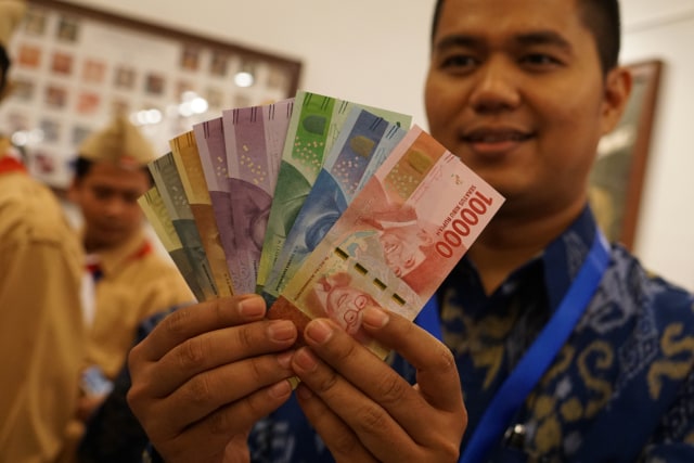 Penampakan uang pecahan baru tahun emisi 2016 yang resmi diluncurkan hari ini, 19 Desember 2016. (Foto: Aditia Noviansyah)