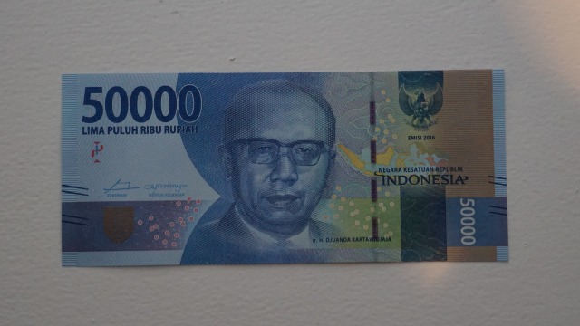 Desain baru uang pecahan lima puluh ribu rupiah.  (Foto: Aditia Noviansyah)