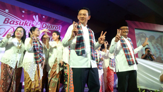 Calon gubernur dan wakil gubernur DKI Jakarta Basuki Tjahja Purnama (Ahok) dan Djarot Syaiful Hidayat swafoto bersama pendukungnya dalam acara Basuki Djarot untuk Perempuan Indonesia. (Foto: Marcia Audita)