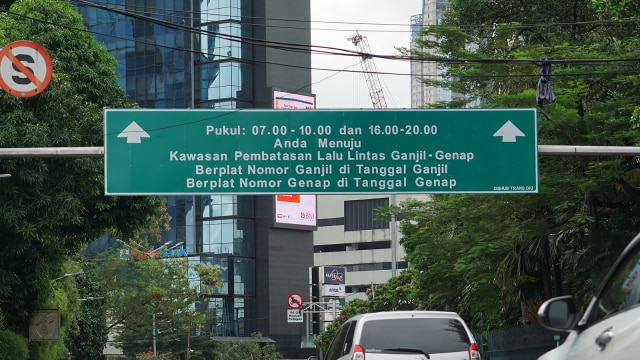 Plang peringatan kawasan pembatasan lalu lintas ganjil genap (Foto: Aditia Noviansyah)