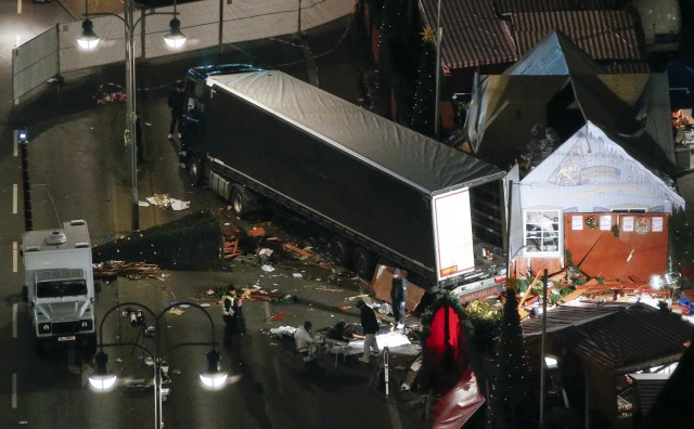 Truk menabrak kerumunan warga di pasar Natal Belin, menewaskan 12 orang. (Foto: Reuters/Pawel Kopczynski)