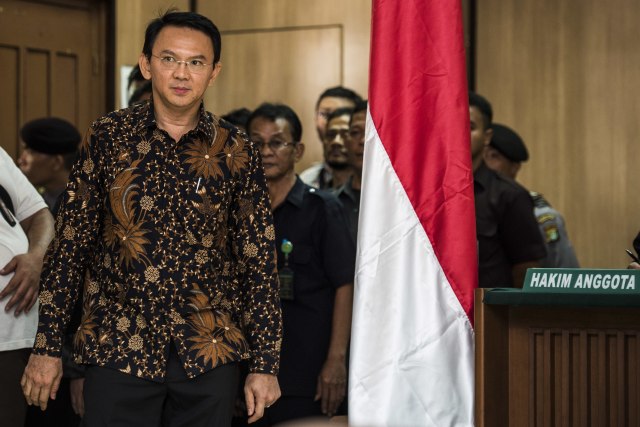 Ahok memasuki ruang persidangan di PN Jakarta Utara. (Foto: Pool)