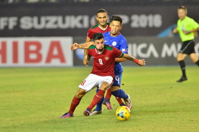 Stefano Lilipaly berusaha melepaskan diri dari kawalan pemain Filipina (Foto: AFF Suzuki Cup)