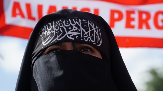 Salah satu anggota Aliansi Pergerakan Islam turut melakukan unjuk rasa terkait persidangan Ahok (Foto: Aditia Noviansyah)