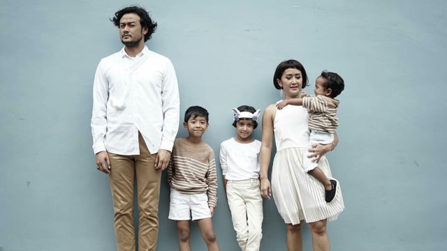 Dwi Sasono dan Widi B3 bersama ketiga anaknya.  (Foto: Instagram @dwisasono)