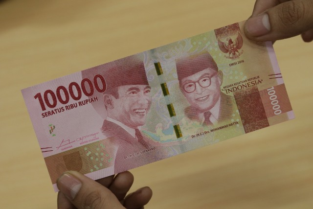 Sosok Soekarno dan Hatta dalam mata uang pecahan Rp 100.000 yang baru (Foto: Fanny Kusumawardhani)