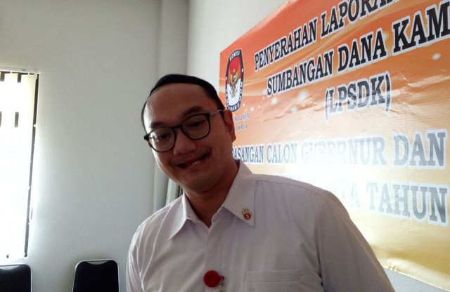 Bendahara Umum Tim Anies-Sandi, Satrio Dimas Adityo, di Kantor KPU DKI Jl Salemba Raya, Jakarta, Selasa (20/12). Foto: Muhammad Iqbal