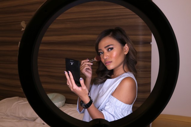 Disiplin jadi kunci utama wanita yang doyan main slime ini untuk tetap berkreas. Karena bagaimanapun, ia tetaplah seorang ibu rumah tangga biasa yang harus bisa bagi waktu antara rumah tangga dan edit video.  (Foto: Fanny Kusumawardhani/kumparan)