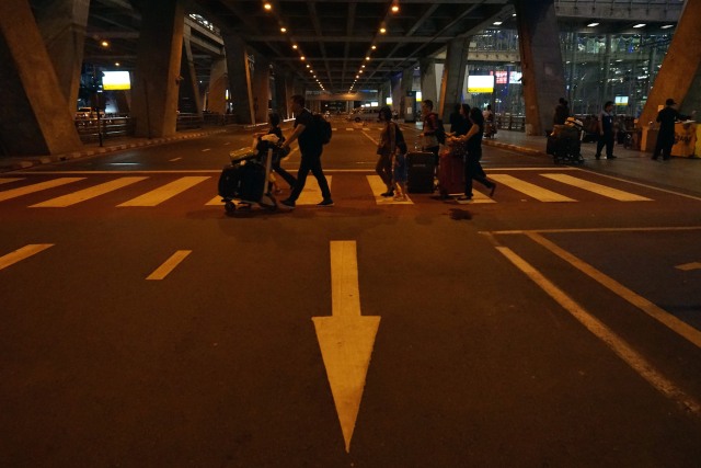 Sejumlah penumpang melintasi zebra cross di bandara Suvarnabhumi, Bangkok, Thailand. (Foto: Aditia Noviansyah)