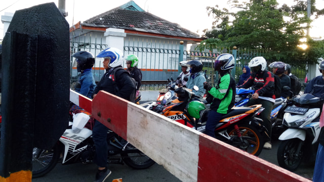 Motor menunggu kereta api melintas di daerah Pasar Minggu (Foto: Aprilandika Pratama)