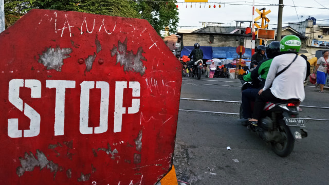 Pengendara motor melewati perlintasan kereta api (Foto: Aprilandika Pratama)