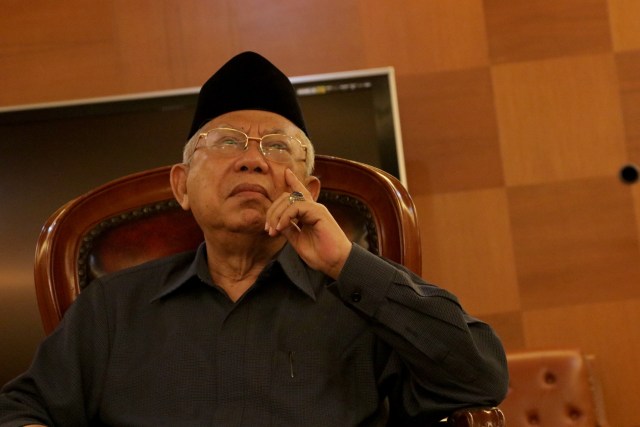 Ekspresi berpikir Maruf Amin dalam konferensi pers (Foto: Fanny Kusumawardhani)