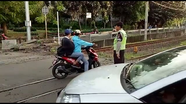 Pemotor lawan aras di perlintasan kereta (Foto: Kevin/kumparan)