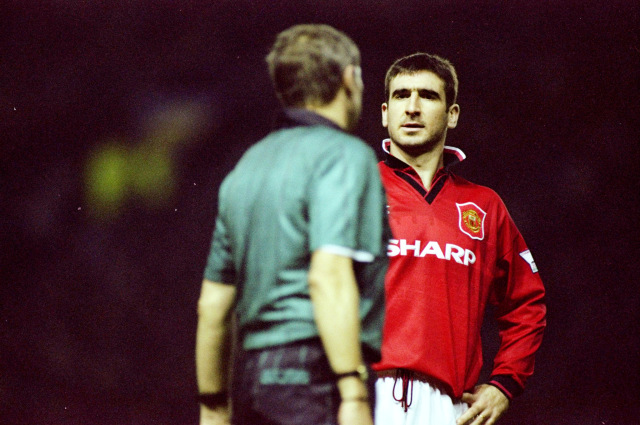 Eric Cantona dalam sebuah laga bersama Manchester United di tahun 1996. (Foto: Anton Want/Getty Images)