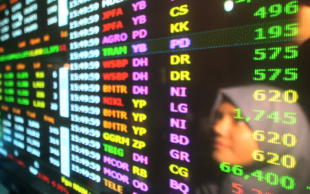 Pantau Pergerakan Saham (Foto: Iggoy el Fitra)