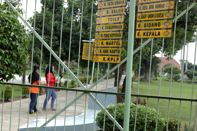 Suasana Lapas Wanita Tangerang yang dikelilingi pagar besi. (Foto: Fanny Kusumawardhani/kumparan)