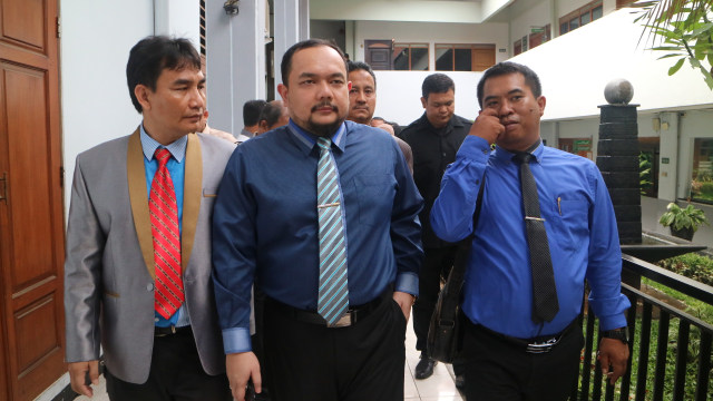 Penasehat Hukum Buni Yani, Aldwin Rahadian (tengah), meninggalkan ruang sidang usai putusan Pengadilan Negeri (PN) Jakarta Selatan (Foto: Nikolaus Harbowo)