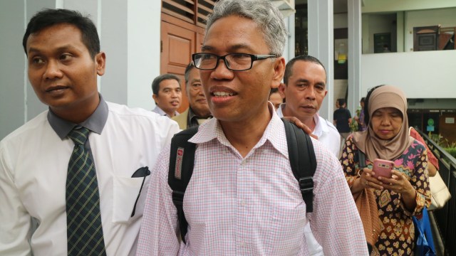 Buni Yani meninggalkan ruang sidang usai putusan Pengadilan Negeri (PN) Jakarta Selatan terkait kasus dugaan penyebaran informasi yang berbau kebencian atau suku, agama, ras, dan antar-golongan (SARA) (Foto: Nikolaus Harbowo)