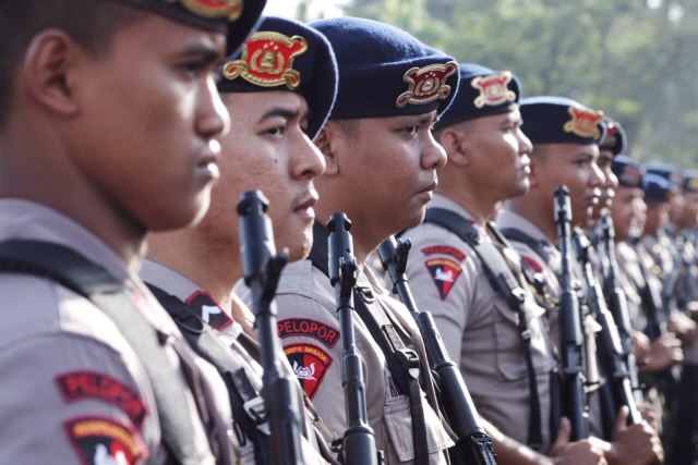 Polisi berbaris dalam apel gelar pasukan operasi lalin  (Foto: Fanny Kusumawardhani/kumparan)