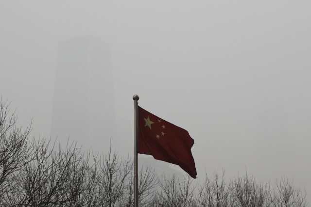 Bendera China berkibar di tengah polusi udara (Foto: APexchange)