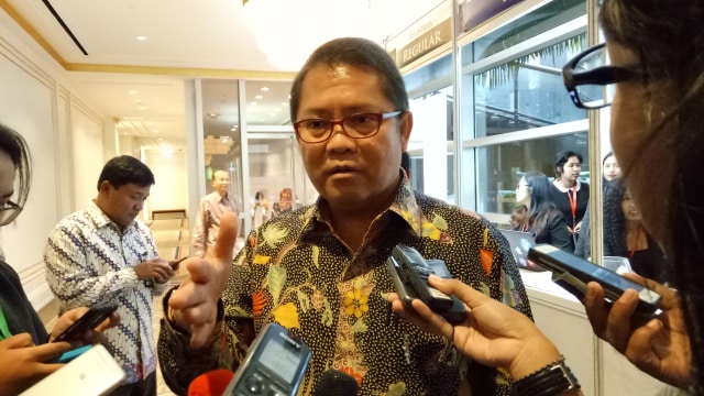 Menkominfo Rudiantara menjawab pertanyaan wartawan terkait pemblokiran fitur Facebook dan masalah pajak Google (Foto: Rivi Satrianegara)