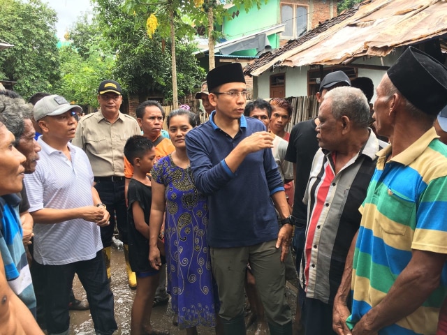 Gubernur NTB, M Zainul Majdi menyapa warga yang menjadi korban banjir Bima. (Foto: Yudhistira Amran Saleh/ kumparan)