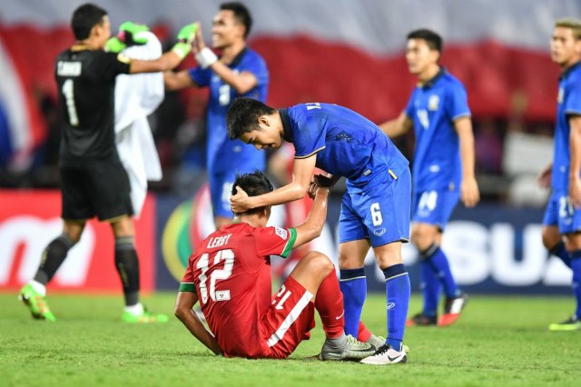 Lerby Eliandry (duduk) tengah dibangunkan oleh pemain Thailand pascalaga final Piala AFF 2016. (Foto: AFF)