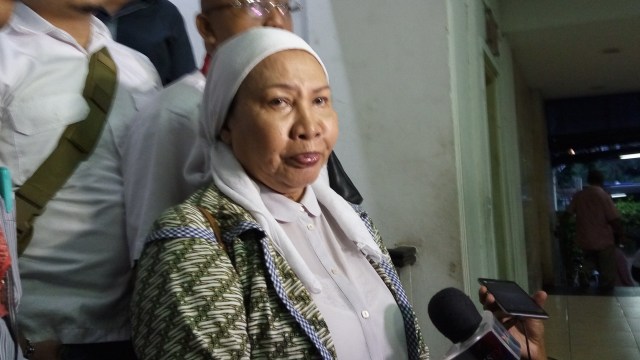 Ratna Sarumpaet sehabis pemeriksaan sebagai saksi kasus dugaan makar Sri Bintang Pamungkas. (Foto: Aldis Tannos/ kumparan)