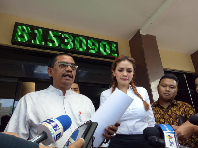 Nikita Mirzani dan kuasa hukumnya selesai memenuhi panggilan penyidik. (Foto: Prabarini Kartika/kumparan)