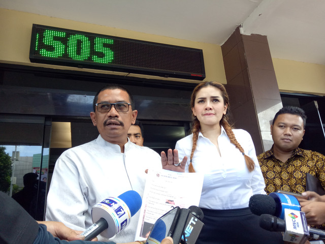 Wartawan meminta komentar Nikita Mirzani dan kuasa hukumnya setelah penyidikan. (Foto: Prabarini Kartika/kumparan)