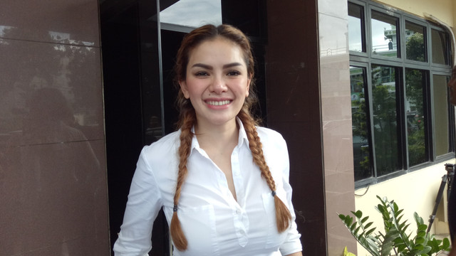 Nikita Mirzani selesai memenuhi panggilan Polres Metro Jakarta Selatan. (Foto: Prabarini Kartika/kumparan)