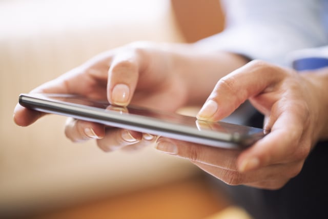 Ilustrasi bermain game di perangkat mobile. (Foto: LDProd/ThinkStock)