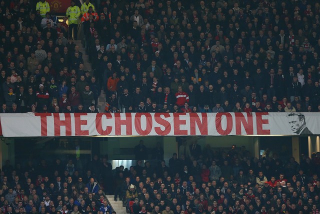Spanduk bertuliskan "The Chosen One" dibentangkan pendukung Manchester United di Old Trafford untuk David Moyes. Foto: Alex Livesey