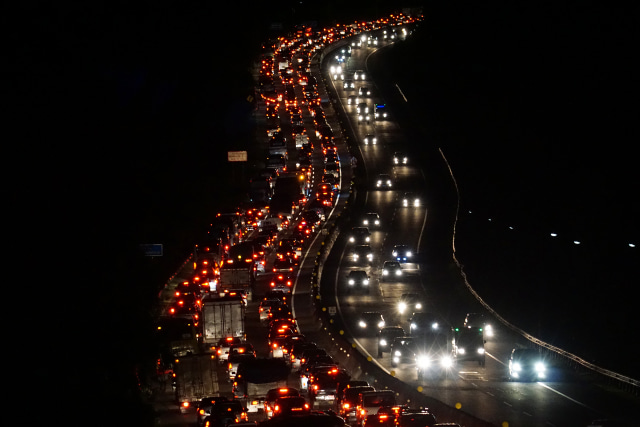 Jalan tol Purbaleunyi dipadati pengendara mobil (Foto: Aditia Noviansyah/taken)