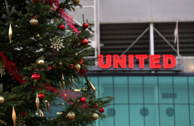 Hiasan Natal di depan stadion milik Manchester United, Old Trafford. (Foto: Alex Livesey/Getty Images)