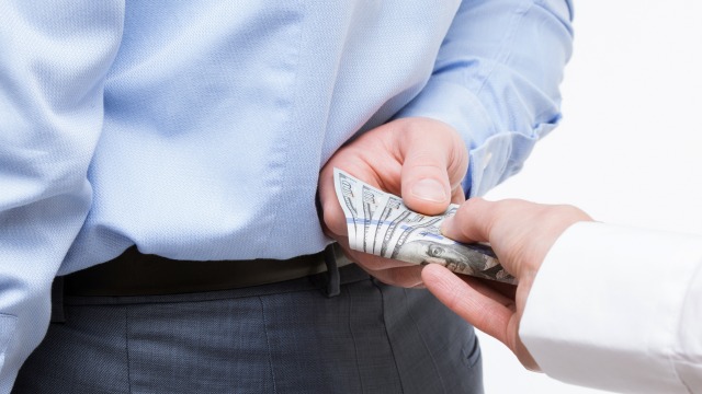 Ilustrasi Menerima Uang Suap (Foto: Thinkstock)