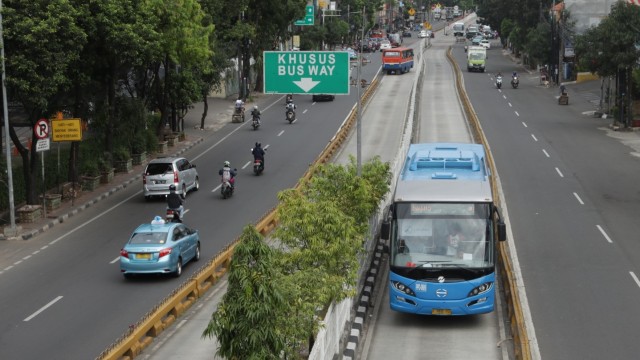 Bus Transjakarta tetap beroperasi di hari libur. (Foto: Fanny Kusumawardhani/kumparan)