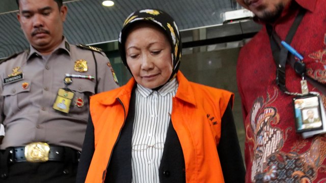 Wali Kota Cimahi Non Aktif Atty Suharti Tochija usai diperiksa KPK. (Foto: Fanny Kusumawardhani/kumparan)