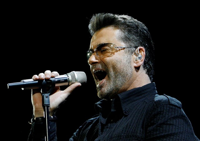 George Michael sedang bernyanyi. (Foto: REUTERS/Mario Anzuoni)