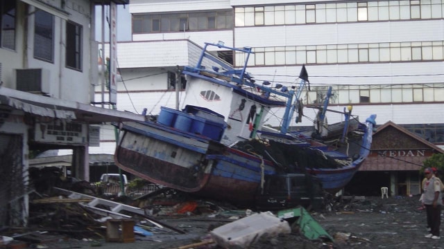Kapal terdampar dekat wilayah bisnis lokal kota Aceh, menyusul Tsunami besar 26 Desember 2004. (Foto: Michael L. Bak via Wikimedia)