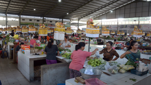 Pedagang pasar melayani para pembeli. (Foto: ANTARA/Wira Suryantala)