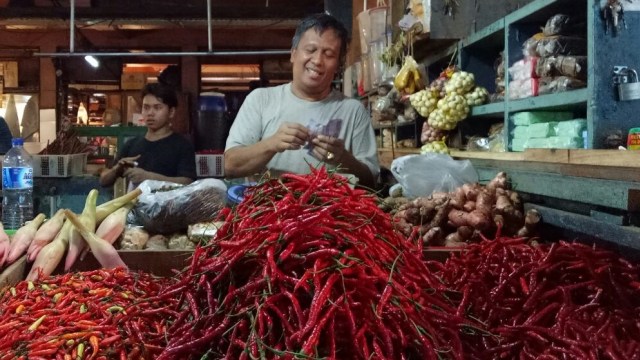 Pedagang sedang menjual cabai di Pasar Kramat Jati, Jakarta (Foto: Nicha Muslimawati/kumparan)