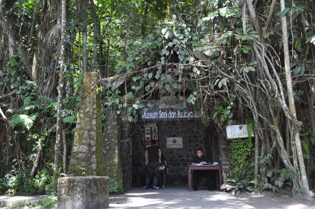 Kaliurang menawarkan suasana yang tenang dan jauh dari keramaian (Foto: Wikimedia Commons)
