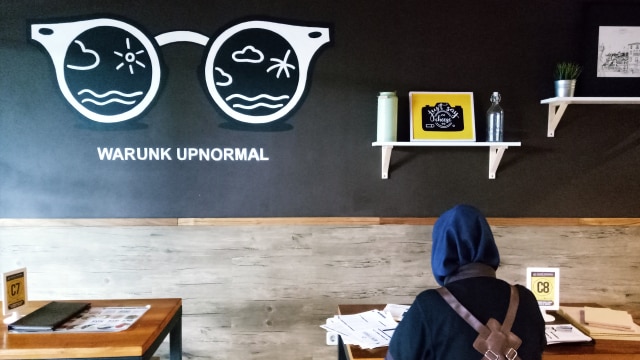 Desain interior pada dinding Warung Upnormal. Foto: Wahyuni Sahara/kumparan