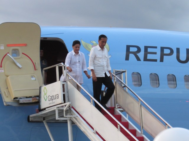 Jokowi dan Iriana saat menuruni tangga pesawat kepresidenan (Foto: Yudhistira Amran Saleh/kumparan)
