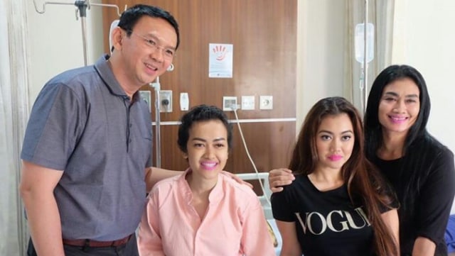 Ahok saat membesuk Julia Perez di RSCM (Foto: juliaperrezz/instagram)