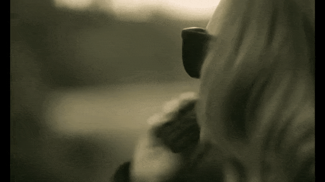 Menutup panggilan telepon. (Foto: Video musik Hello by Adele via YouTube)